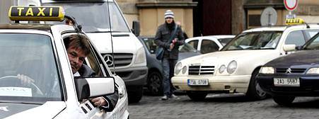 Páteční stávka taxikářů před budovou magistrátu na Mariánském náměstí.