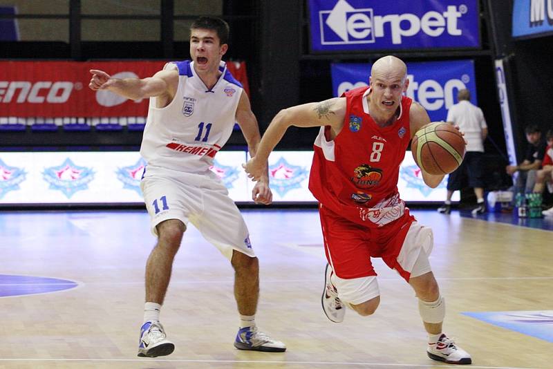 BASKETBALISTÉ USK Praha porazili Jindřichův Hradec 100:91.