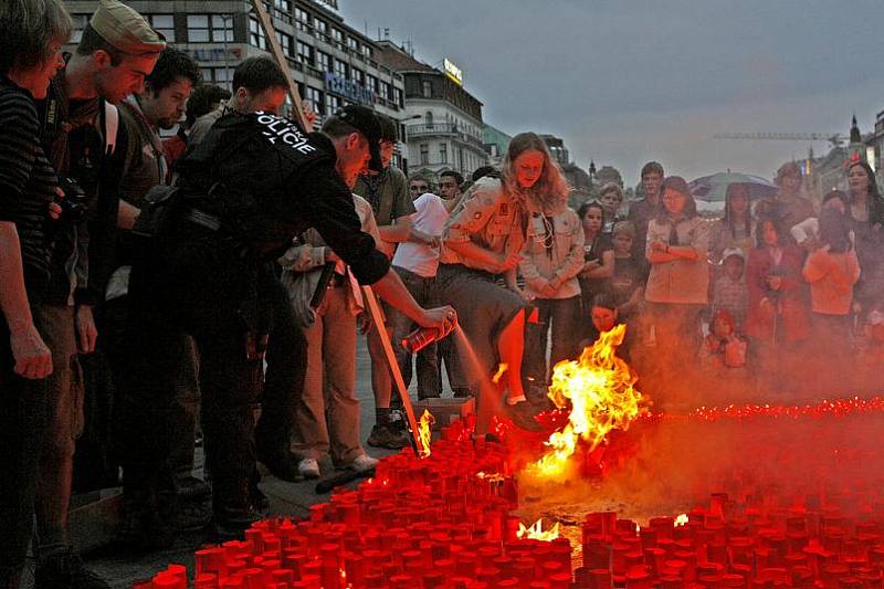 Zapálení svíček a pietní vzpomínkový akt k uctění památky na popravenou Miladu Horákovou se uskutečnil 27. června na Václavském náměstí.