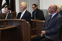 Městský soud v Praze vynesl 9. července 2020 rozsudek v případu tři bývalých úředníků (zleva Eva Benešová, Jan Horák a Petr Chmelík) obžalovaných kvůli restituci Bečvářova statku v Praze.