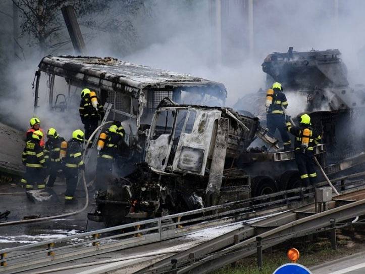 Při nehodě autobusu a kamionu s návěsem na Pražském okruhu došlo k velkému požáru a zemřel člověk.