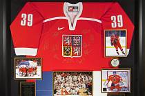 V pražské pobočce Millionaire Gallery se nachází na šedesát věcí. Mezi nimi je například reprezentační dres hokejového brankáře Dominika Haška.