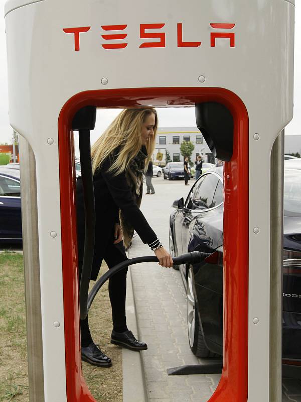 Otevření nové dobíjecí stanice Tesla Supercharger ve Vestci u Prahy.