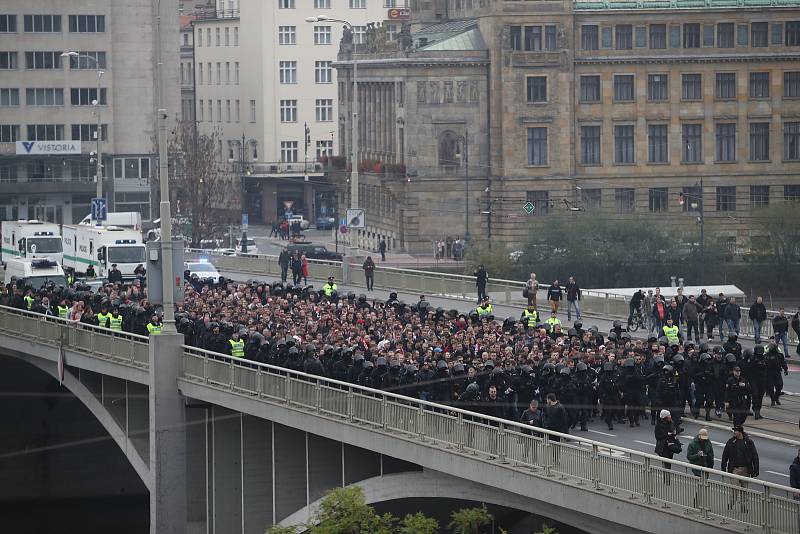 Pochod slávistických fanoušků před fotbalovým derby ulicemi Prahy na stadion Sparty na Letné.