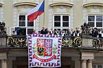 Návrat prezidentské standarty na Pražský hrad.