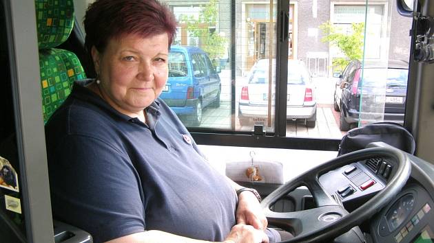 EVA PROCHÁZKOVÁ za volantem autobusu, ve kterém vozí každý den téměř stejné lidi. Ráno rozváží uklízečky, sestřičky, popeláře, pošťačky a tak dále. 