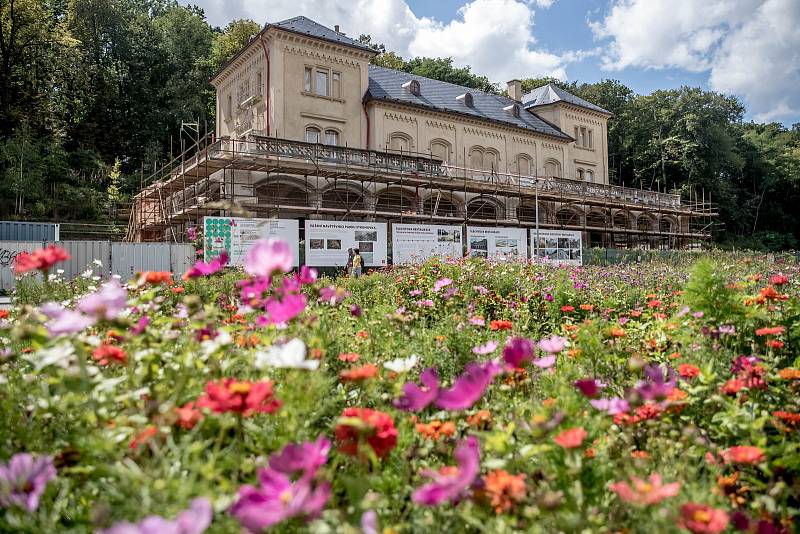 Novináři si mohli 13. srpna 2019 prohlédnout práce na rekonstrukci Šlechtovy restaurace v parku Stromovka v Praze.
