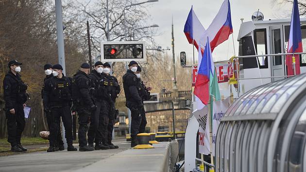 Protest proti zavření škol. Na Vltavu vyjely lodě s dýdžeji a protestujícími.