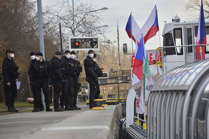 Protest proti zavření škol. Na Vltavu vyjely lodě s dýdžeji a protestujícími.