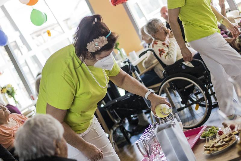 Z oslavy stých narozenin Vlastimily Noskové v Alzheimer Home v Průhonicích.