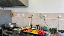 Kurz zdravého vaření pro ženy v nouzi pod vedením kuchaře Romana Pauluse v Potravinové bance Zdiby.