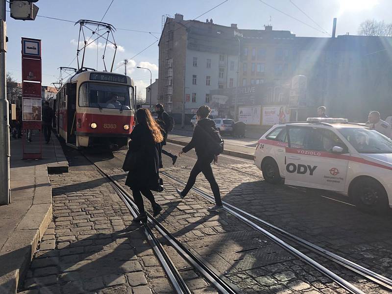 Stržená trolej zastavila tramvaje v Nuslích.