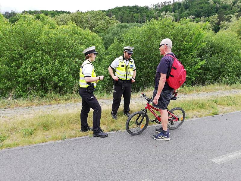 Na to, jak jezdí po silnicích cyklisté, a zejména řidiči motorových vozidel kolem cyklistů, se zaměřili středočeští policisté během týden trvající dopravně bezpečnostní akce.