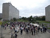 Obyvatelé sídliště Písnice při demonstraci proti prodeji bytů. 