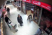Podezřelá žena v nákupním centru.