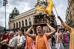 Účastníci desátého ročníku indického festivalu Ratha Yatra prošli 16. července centrem Prahy.