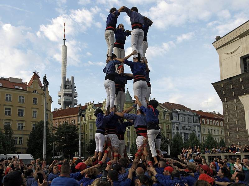 Na pražském náměstí Jiřího z Poděbrad postavili Katalánci jednu ze svých nejznámějších tradic, takzvané castells, tedy lidské věže.