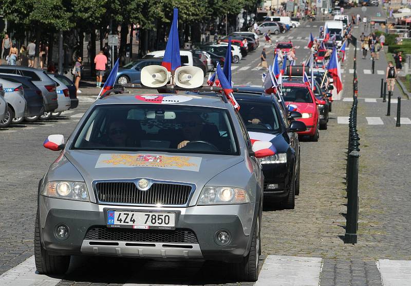 Z protestní 'Jízdy za naše děti a svobodu' na Václavském náměstí v Praze.