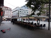 Restaurační zahrádky kolem stanice metra Můstek byly ve dnech po jejich znovuotevření poloprázdné a místy dokonce zcela prázdné.