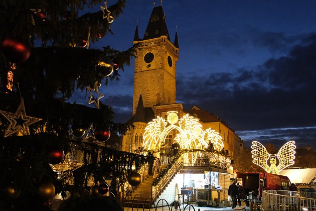 Staroměstské náměstí je skoro připravené na sobotní slavnostní zahájení, na téměř hodinu byl také zkušebně rozsvícen Vánoční strom.