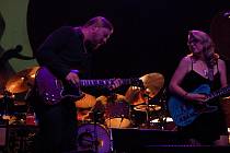 V pražském Foru Karlín v české premiéře vystoupila 27. října přední americká bluesová kapela Tedeschi Trucks Band. Její jádro tvoří manželská dvojice - kytarista Derek Trucks a zpěvačka a kytaristka Susan Tedeschi.