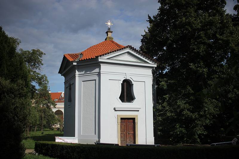 Bosé karmelitky, kterým byla zahrada předána v polovině 17. století, v zahradě vybudovaly například kapli sv. Terezie.