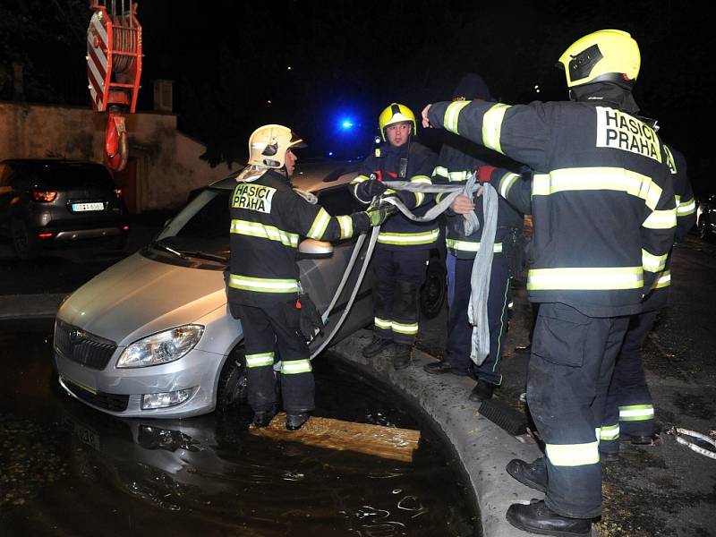 Auto skončilo v kašně. 