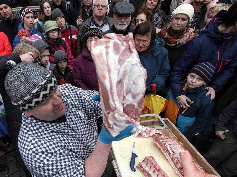 Letenské prase aneb zabijačka v muzeu. Tradiční slavnost spojená s ukázkou práce s výkladem řezníka Tomáše Hudery při staročeské zabijačce. Národní zemědělské muzeum.