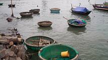 Loďky chudých vietnamských rybářů