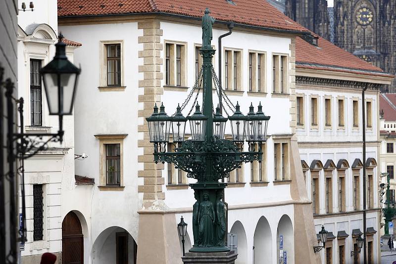 Osmiramenný kandelábr v Loretánské ulici na Hradčanech je jeden ze dvou dochovaných v Praze.