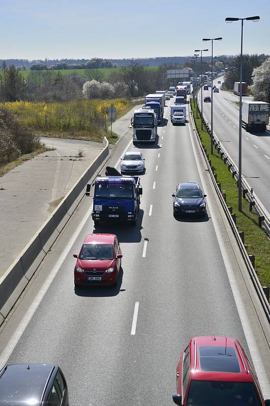 Kolony aut, které se vytvořily na příjezdu k pražskému letišti kvůli policejním manévrům.