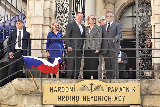 Návštěva německého ministra obrany Borise Pistoria u Národního památníku hrdinů heydrichiády.