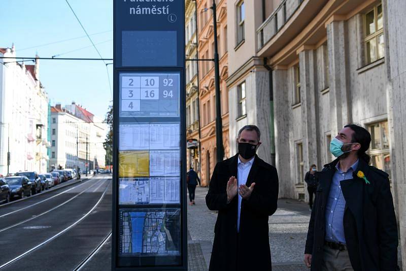 Praha testuje na Palackého náměstí nový zastávkový označník.