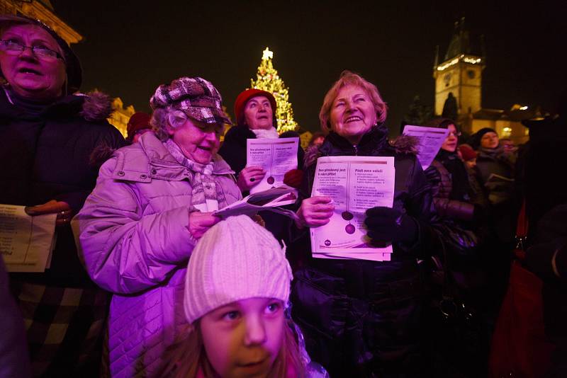 Pražané si zazpívali koledy na Staroměstském náměstí.