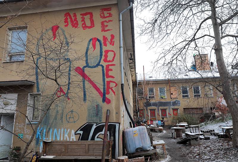 Druhý den vyklízení budovy Kliniky v Jeseniově ulici.