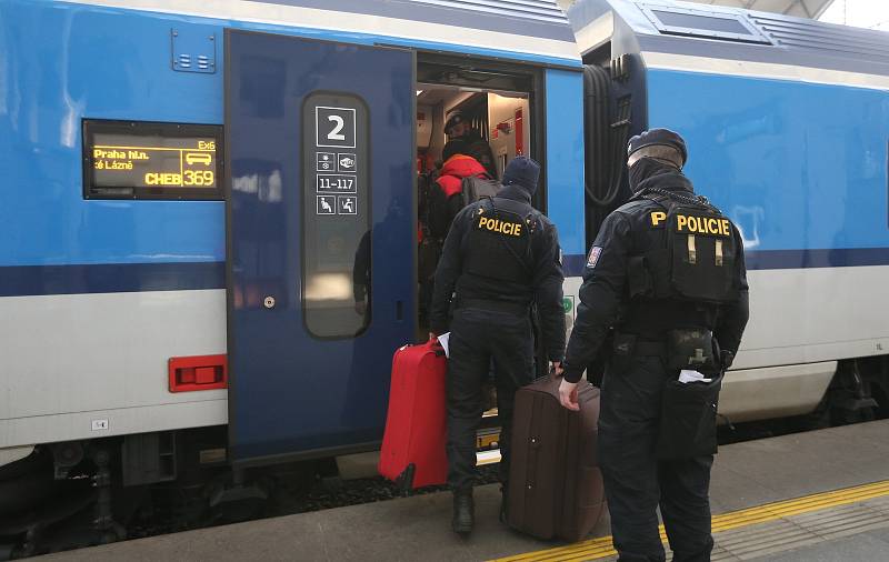 Vlak s uprchlíky z Ukrajiny přijel z Bohumína ve středu po osmé hodině ráno. Praha, Hlavní nádraží.