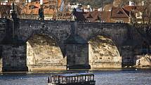 Pohled na Karlův most v Praze.
