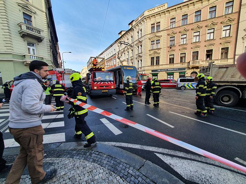Nehoda tramvaje a nákladního vozidla ve Francouzské ulici v Praze.