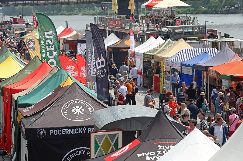 Pivo na Náplavce. Pivní festival malých a středních pivovarů.