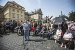 Spitfire ozdobil v pátek pražské Hradčanské náměstí na připomínku 70. výročí návratu československých letců do vlasti. 