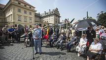 Spitfire ozdobil v pátek pražské Hradčanské náměstí na připomínku 70. výročí návratu československých letců do vlasti. 