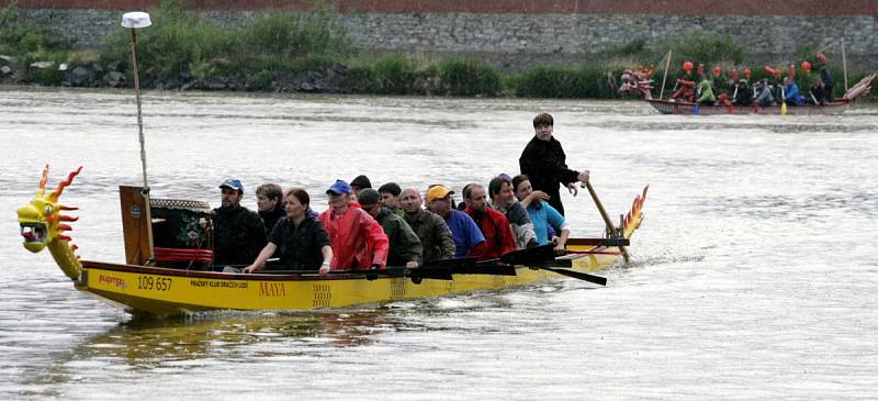 Svatojánské Navalis 2012 se konalo v úterý 15. května v okolí Karlova mostu. Regata historických a dračích lodí. 