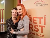 Iva Pazderková a Martina Randová představily spolu s tvůrci novou premiéru Divadla Na Fidlovačce Třetí prst na levé ruce 