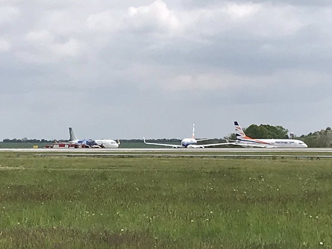 Na letišti v Ruzyni se do sebe vrazila dvě letadla.