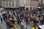 Středoškolští studenti z hnutí Fridays for Future stávkovali za rychlejší řešení klimatické krize a za obnovitelné zdroje..