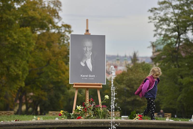 Při pátečním rozloučení s Karlem Gottem bylo zřízeno kvůli obrovskému zájmu o žofínský palác ještě jedno pietní místo na Smíchově.