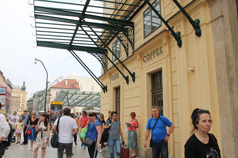 Na Masarykově nádraží otevřeli kavárny, objevily se stánky s občerstvením, další i s restaurací a lékárnou ještě přibudou.