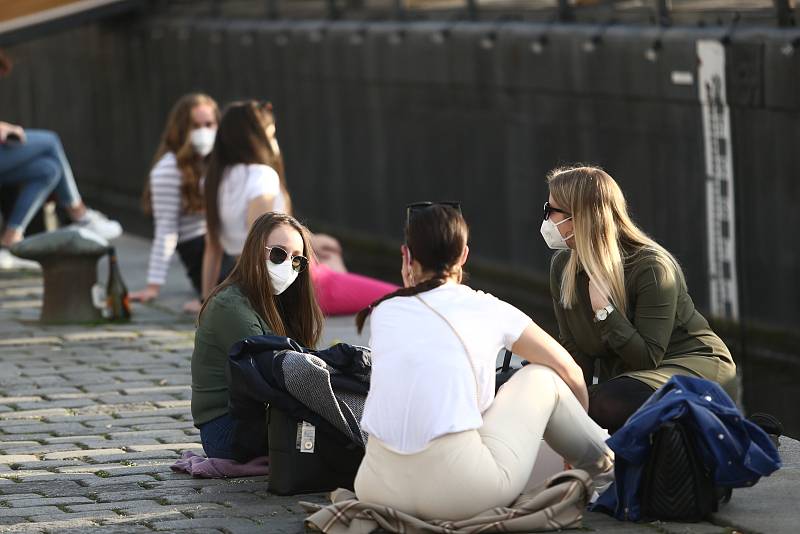 Téměř letní počasí přilákalo na pražskou náplavku davy lidí i ve středu 31. března 2021. Místo jsme okolo 18. hodiny navštívili s redakčním objektivem.