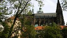 Pohled na Pražský hrad a chrám sv. Víta z Jeleního příkopu.