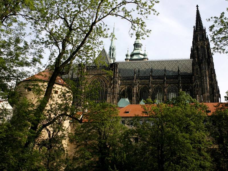 Pohled na Pražský hrad a chrám sv. Víta z Jeleního příkopu.